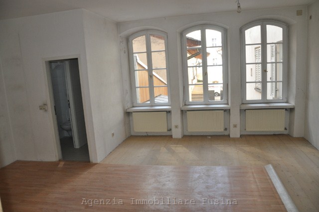 ImmoBz: 	<strong>Bolzano</strong>-  via Portici - in immobile sotto tutela artistica, affittasi prestigioso ufficio disposto su 2 livelli ca. 300 mq.; L'unità è completamente ristrutturata ed è raggiungibile sia da via Portici che da via dott. Streiter.<br /><br />Certificazione Energetica Classe: G (dato in fase di verifica)