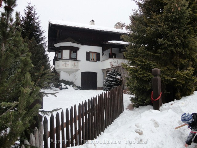 ImmoBz: 	<b>Nova Ponente: </b> In splendida posizione panoramica, situata su un pendio assolato  ai margini del paese, vendiamo villa signorile unica nel suo genere!!!!  La villa è disposta su due livelli, oltre soffitta e cantine, ha una superficie abitabile di 250 mq., oltre a 6500 mq di terreno di pertinenza. Prezzo impegnativo. per ulteriori informazioni contattare 0471-977733 Alessandra Fusina<br /><br />Certificazione Energetica Classe: G (dato in fase di verifica)